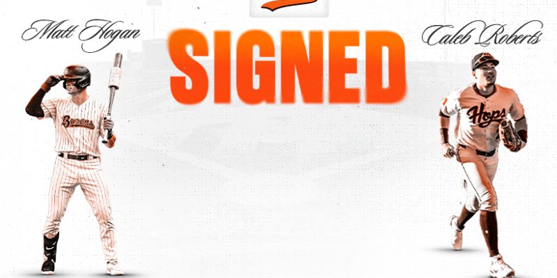 Outfielders Hogan, Roberts signed by Ducks